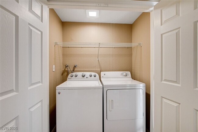 Building Photo - 6955 N Durango Dr