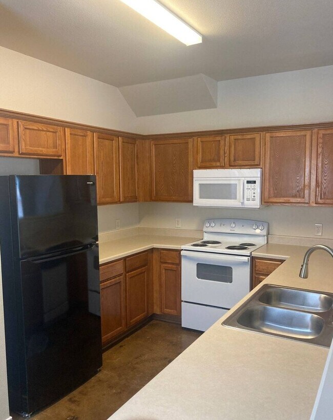 Building Photo - Spacious open concept duplex