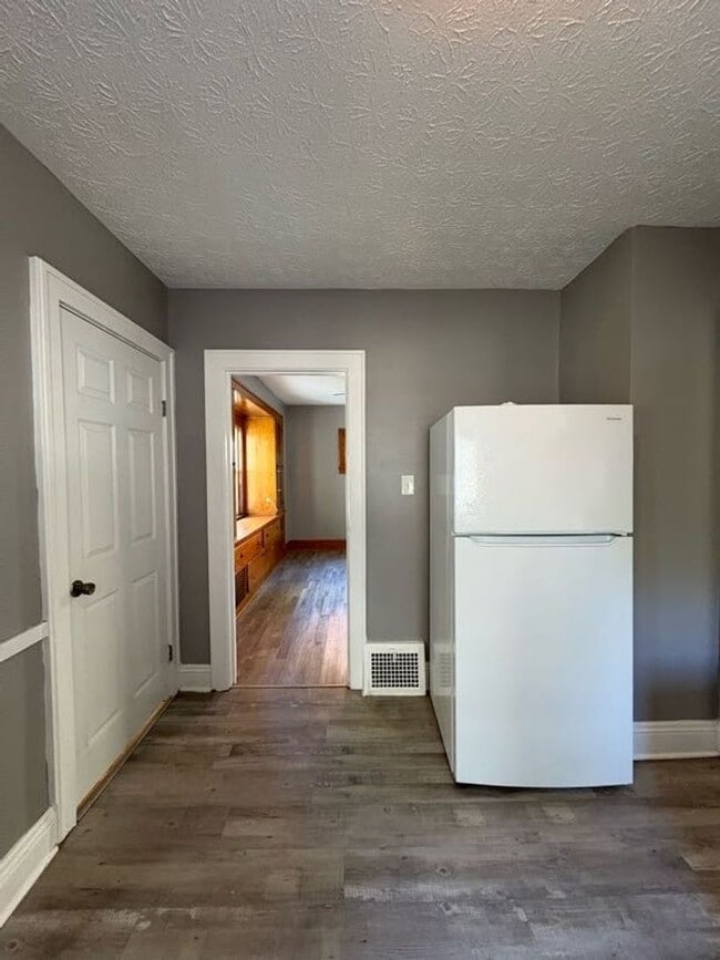 Building Photo - Three bedroom two bathroom home for rent