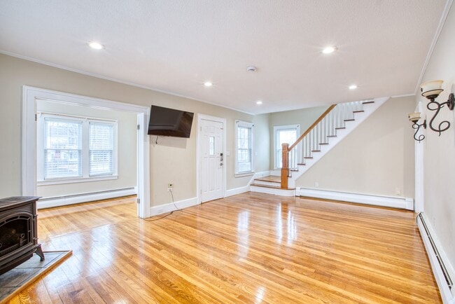 Building Photo - Inviting 3-bedroom, 1.5 bath home nestled in a peaceful and family friendly neighborhood