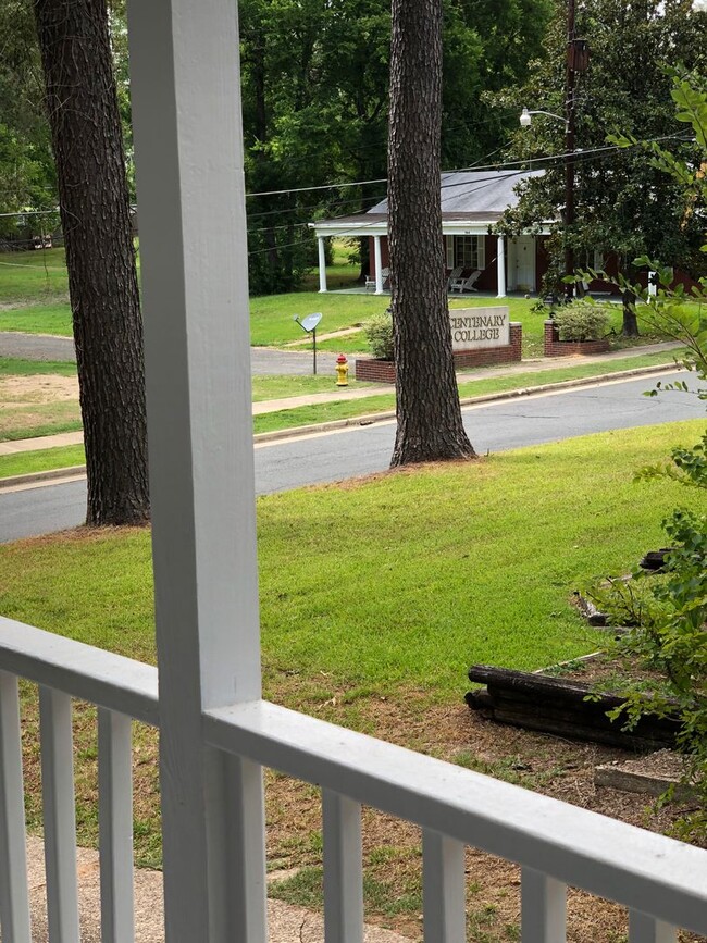 Building Photo - Remodeled Highland Home