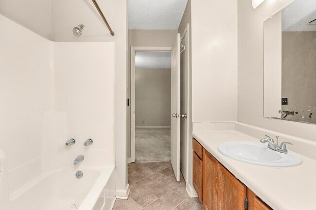 Building Photo - 718 Holder Dr