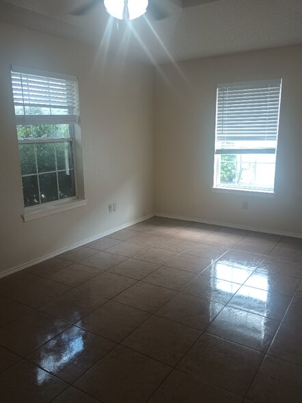 Building Photo - 915 Lexington Cir