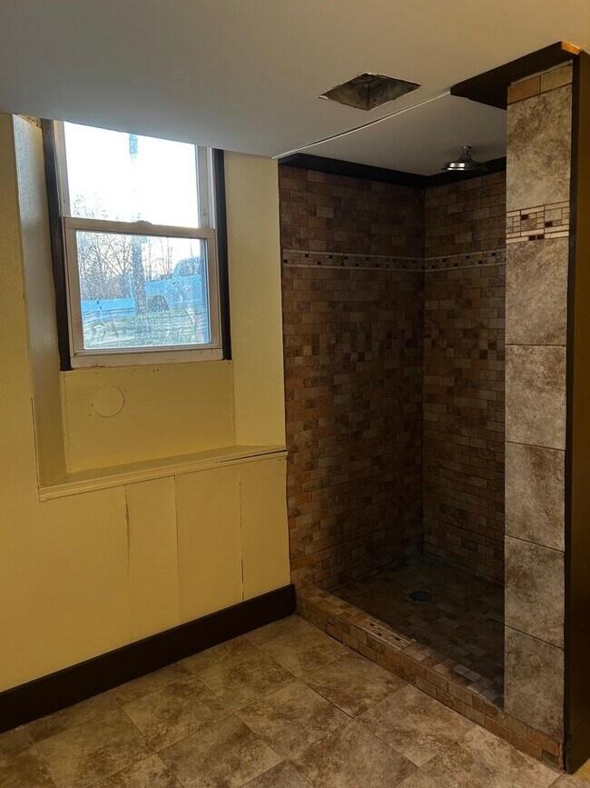 Building Photo - 92 Farview St