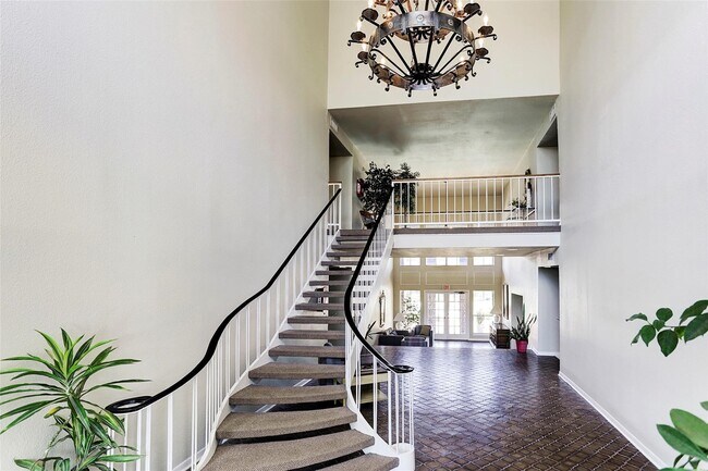 Building Photo - 7555 Katy Fwy