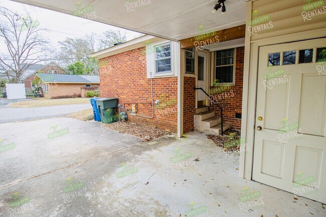 Building Photo - Charming Shandon Corner Lot Home – Hardwood Floors, Fenced Yard + $500 Off 2nd Month!