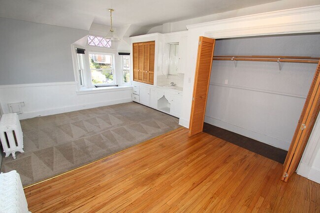 Building Photo - CHARMING 3 BEDROOM TUDOR REVIVAL APARTMENT W/ PUGET SOUND VIEWS