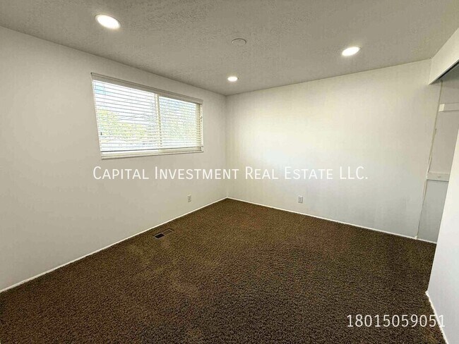 Building Photo - 1102 E Sego Lily Dr