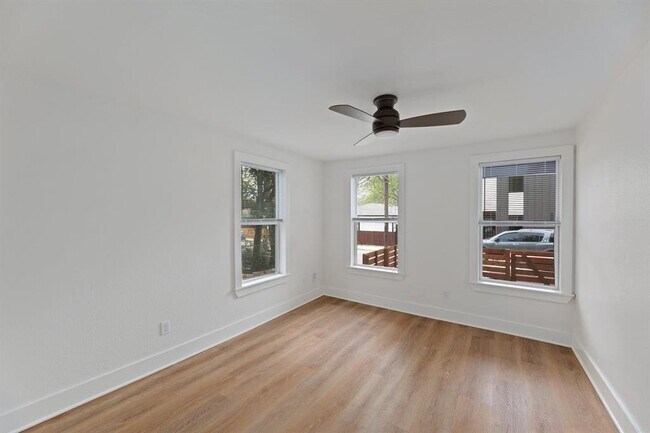 Building Photo - 2208 Santa Rita St