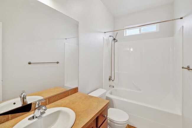 Building Photo - 3 Bed 2 Bath - Fairway Point - Pet per Approval - Fenced Backyard