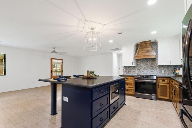 Building Photo - 2802 County Rd 209