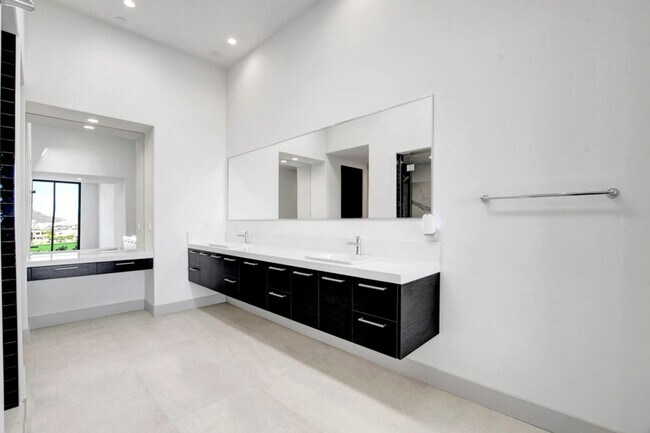 Building Photo - MacDonald Highlands Single Story Beauty Wi...