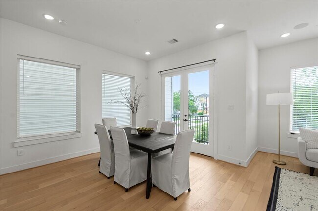 Building Photo - 3013 Nagle St