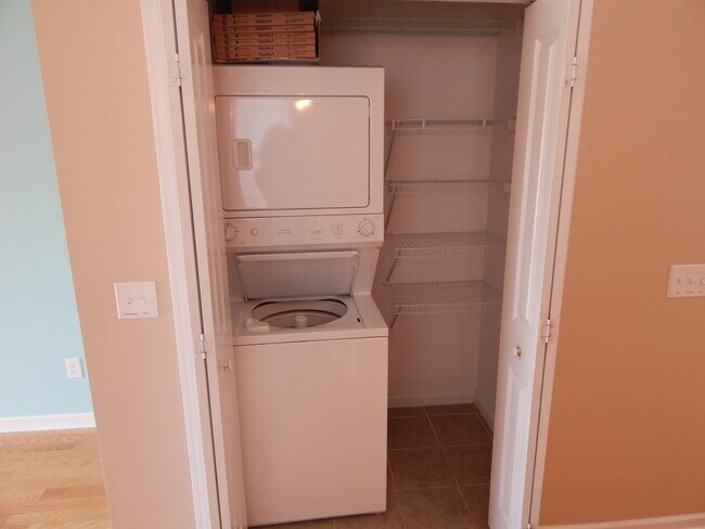 Building Photo - End Unit 3 Bedroom/3 Bath in Saylor's Watch. Trash included!