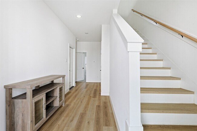 Building Photo - 107 W Whitney St