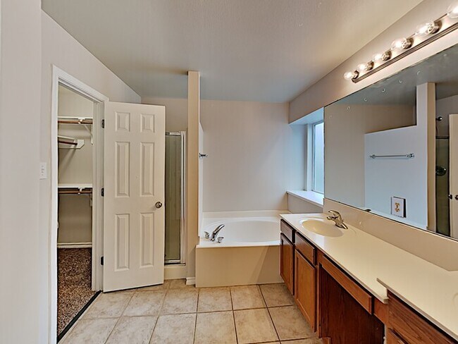 Building Photo - No Application Fees* $500 off 1st Months R...
