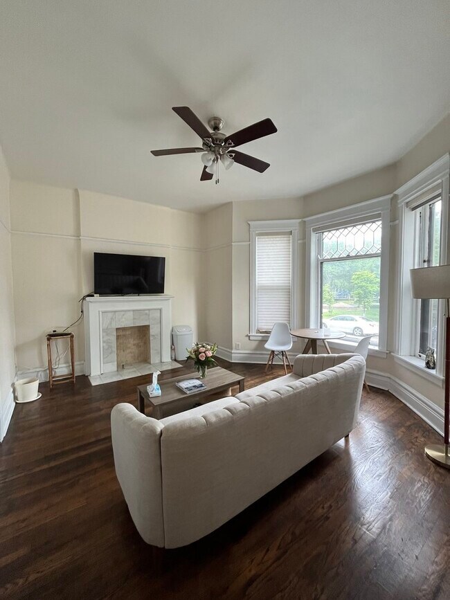 Building Photo - 1359 E 57th St