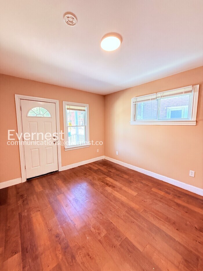 Building Photo - 2488 Woodmere St
