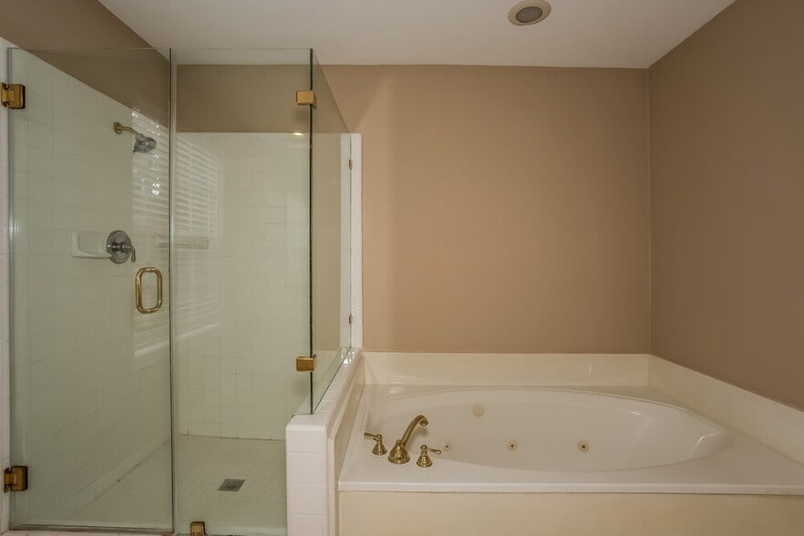 Building Photo - 3102 Hickory Falls Dr