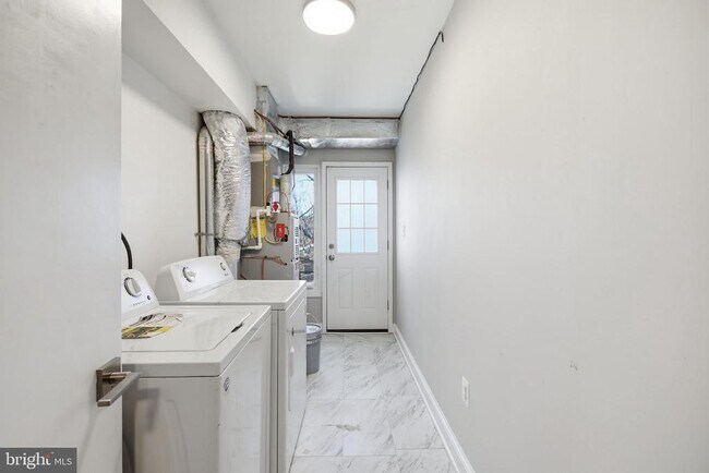 Building Photo - 422 Burbank St SE