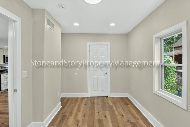 Building Photo - 414 NE Grattan St
