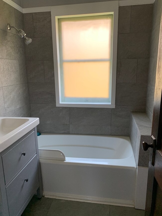 Building Photo - Beautiful 3 Bedroom Home