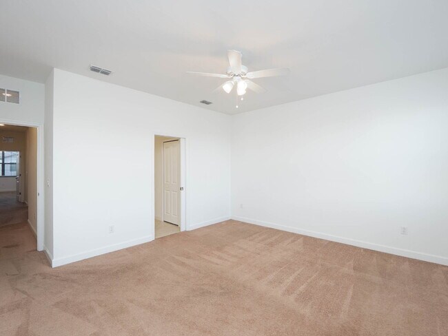 Building Photo - Newer-construction townhome in the highly desirable Lorraine Lakes
