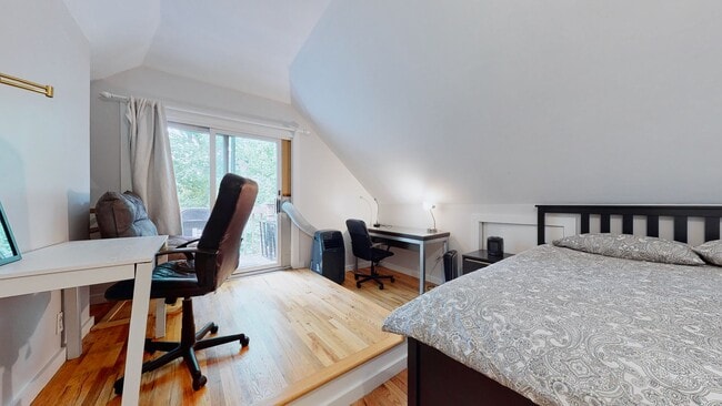 Building Photo - 6 Bedroom Apartment in Science Hill, close to downtown! (Laundry In Unit)