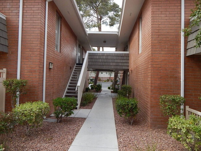 Building Photo - 769 Oakmont Ave