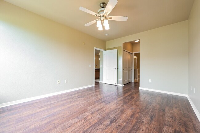 Building Photo - Your New Home Awaits in Lone Tree's Lincol...