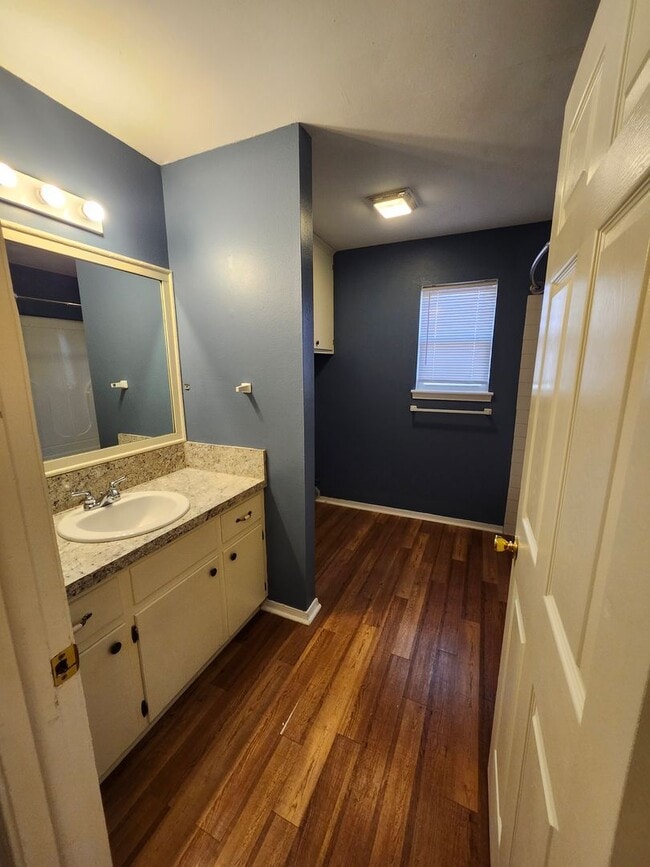 Building Photo - 900-902 West 16th St.