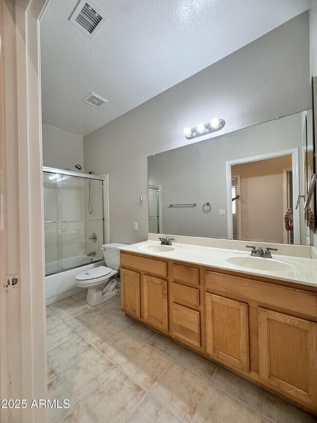 Building Photo - 673 S Peppertree Dr