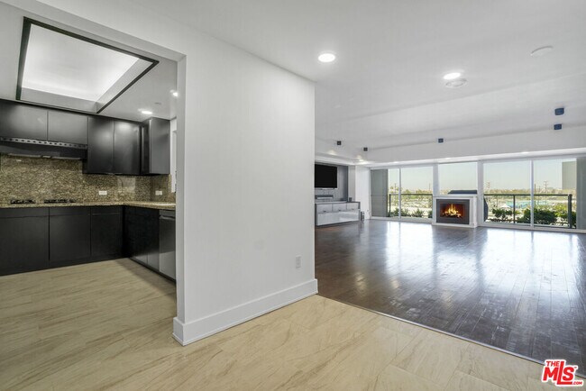 Building Photo - 13600 Marina Pointe Dr