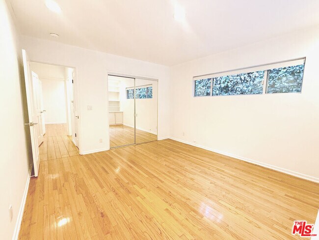 Building Photo - 4031 Hollyline Ave