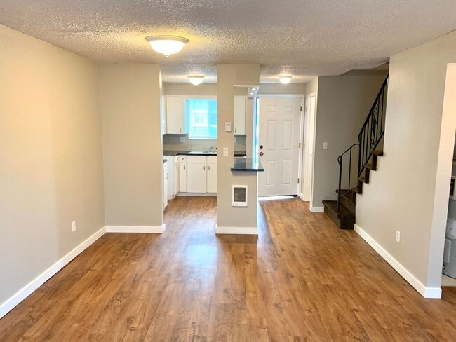 Building Photo - 2 Bedroom Town House!