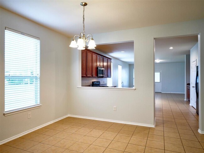 Building Photo - 1426 S Maple Dr