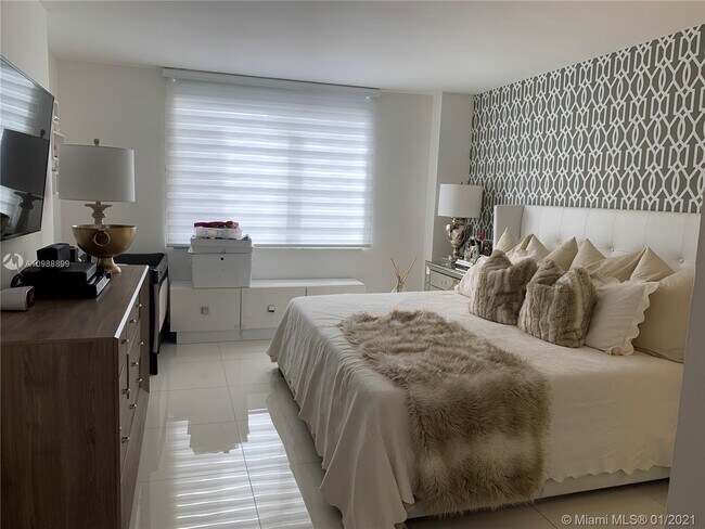 Building Photo - 2333 Brickell Ave