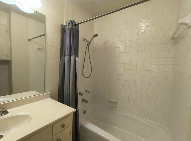 Building Photo - 2 bed/2 bath home in a great location, AVAILABLE NOW!