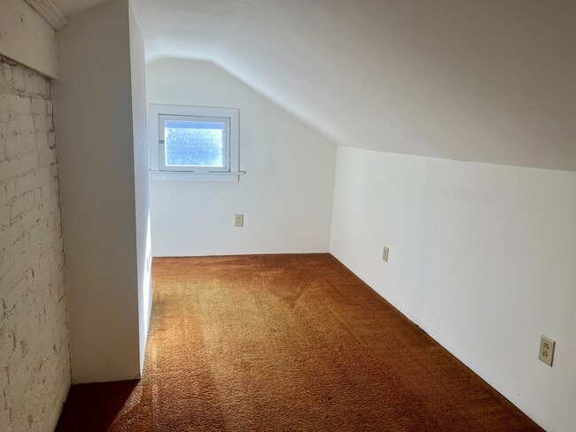 Building Photo - One bedroom with Bonus Room