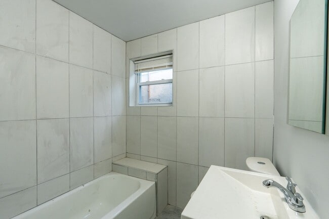 Building Photo - Newly Rehabbed 4 bedroom 2 full bathrooms ...
