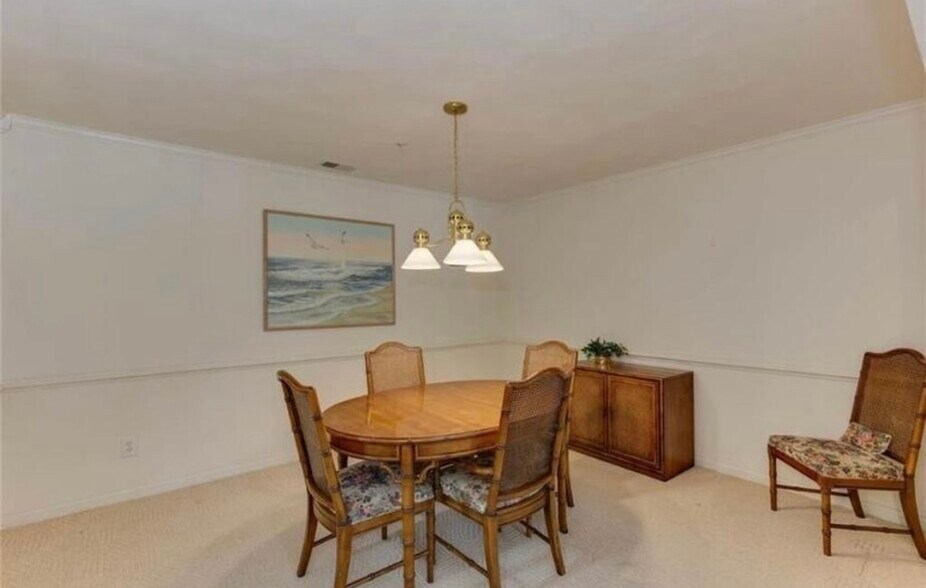 Building Photo - 900 Charnell Dr