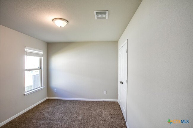 Building Photo - 805 Stockdale Rd