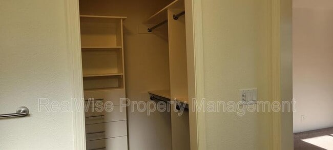 Building Photo - 1267 SW Ironwood Dr
