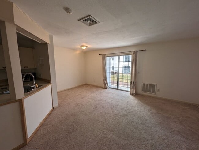 Building Photo - 2 Bed 1 Bath Second Floor Corner Unit