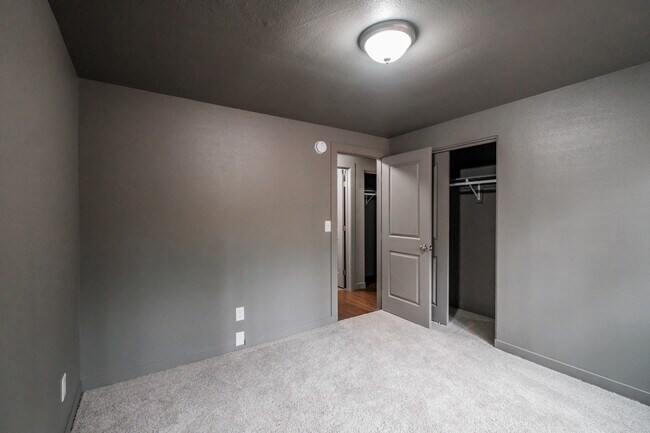 Building Photo - 837 Woodmansee St SE