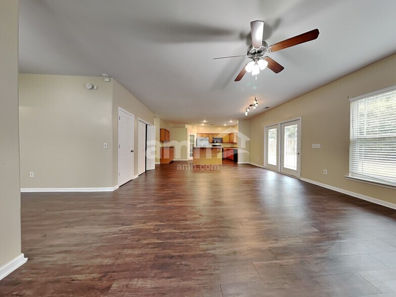 Building Photo - 137 Lake House Rd