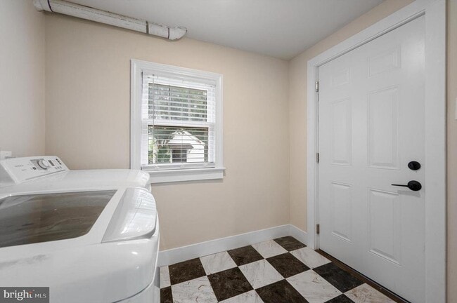 Building Photo - 553 Highland Ave