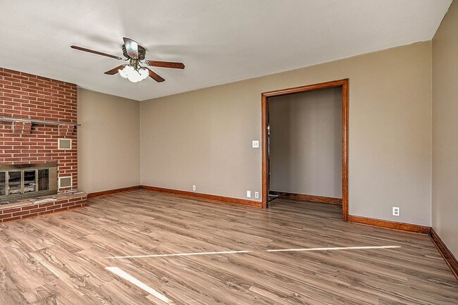 Building Photo - 3 Bedroom / 1 Bath Home