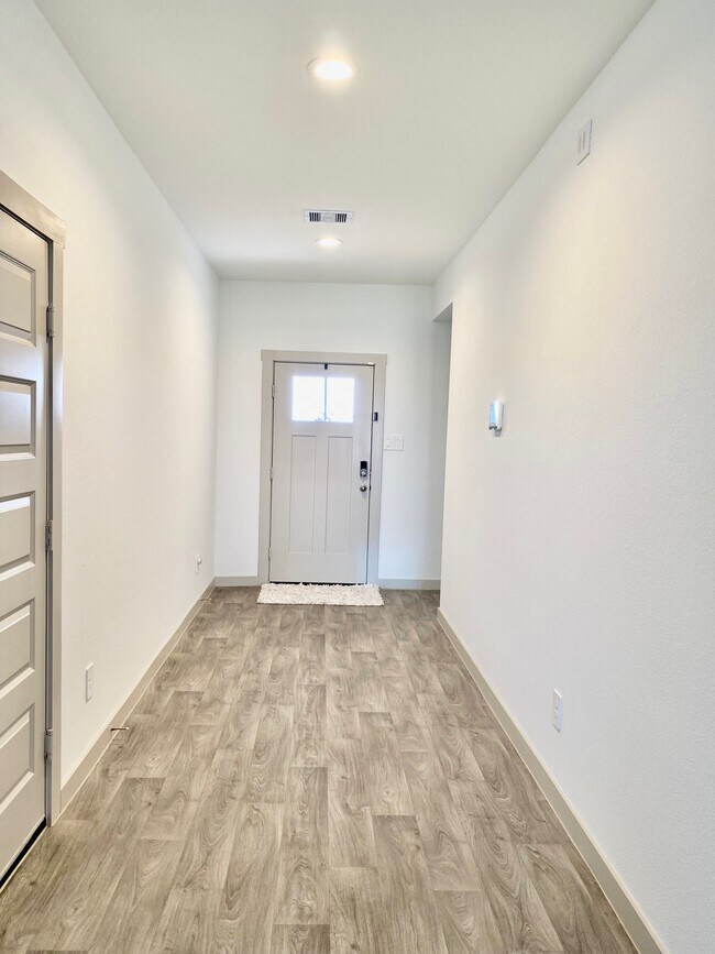 Building Photo - 7023 Sunbreeze Ln