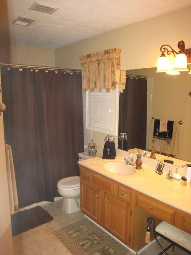 Building Photo - 2 bed + Bonus Room - Great School District...